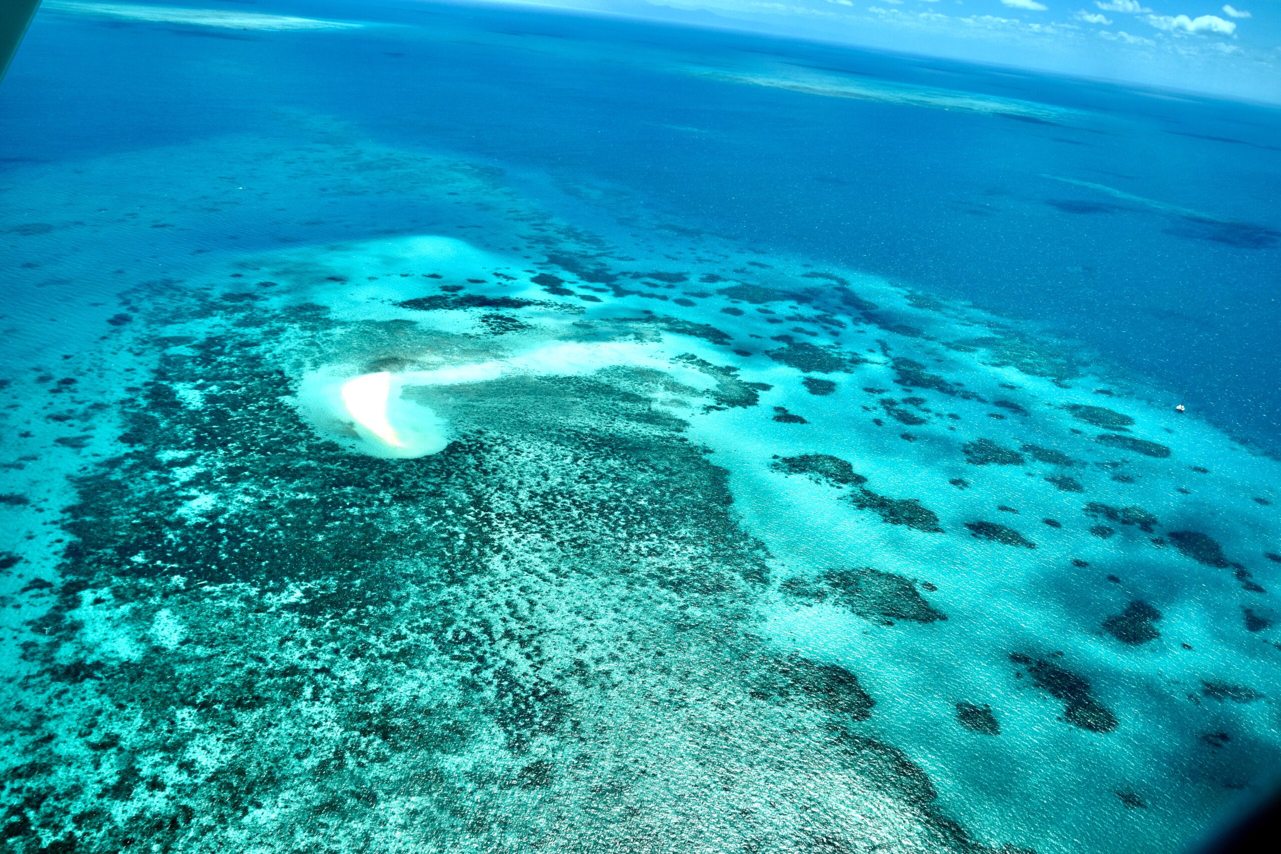 グレート・バリア・リーフは、オーストラリア北東部の海岸沿いに広がる世界最大のサンゴ礁であり、1981年にユネスコの世界遺産に登録されました。この地域は、約348,000平方キロメートルに及ぶ広大な海域を持ち、豊かな生物多様性と壮麗な海洋景観を誇る貴重な自然遺産として高く評価されています。