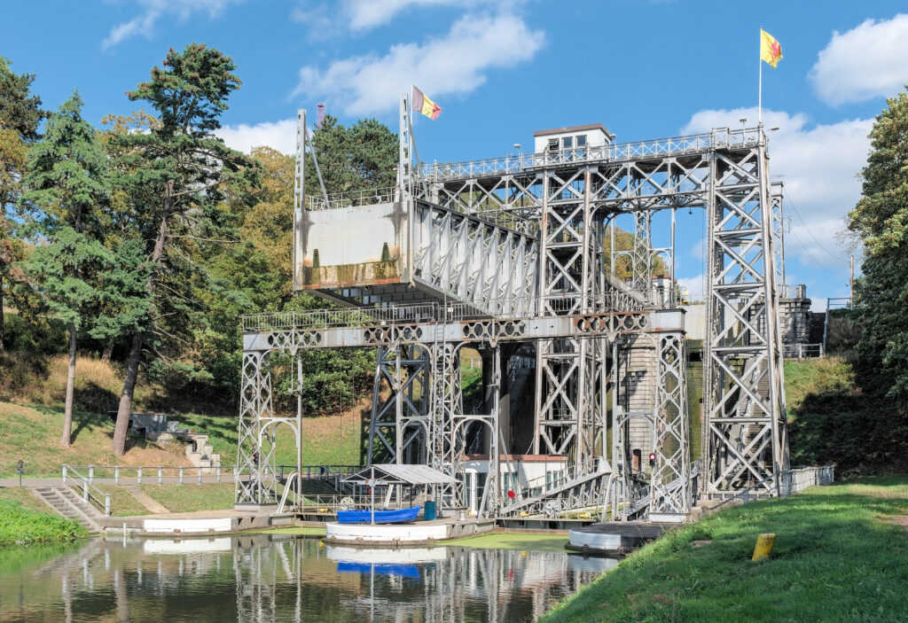 ラ・ルヴィエールとル・ルー（エノー）の中央運河の4つの閘門とその周辺環境