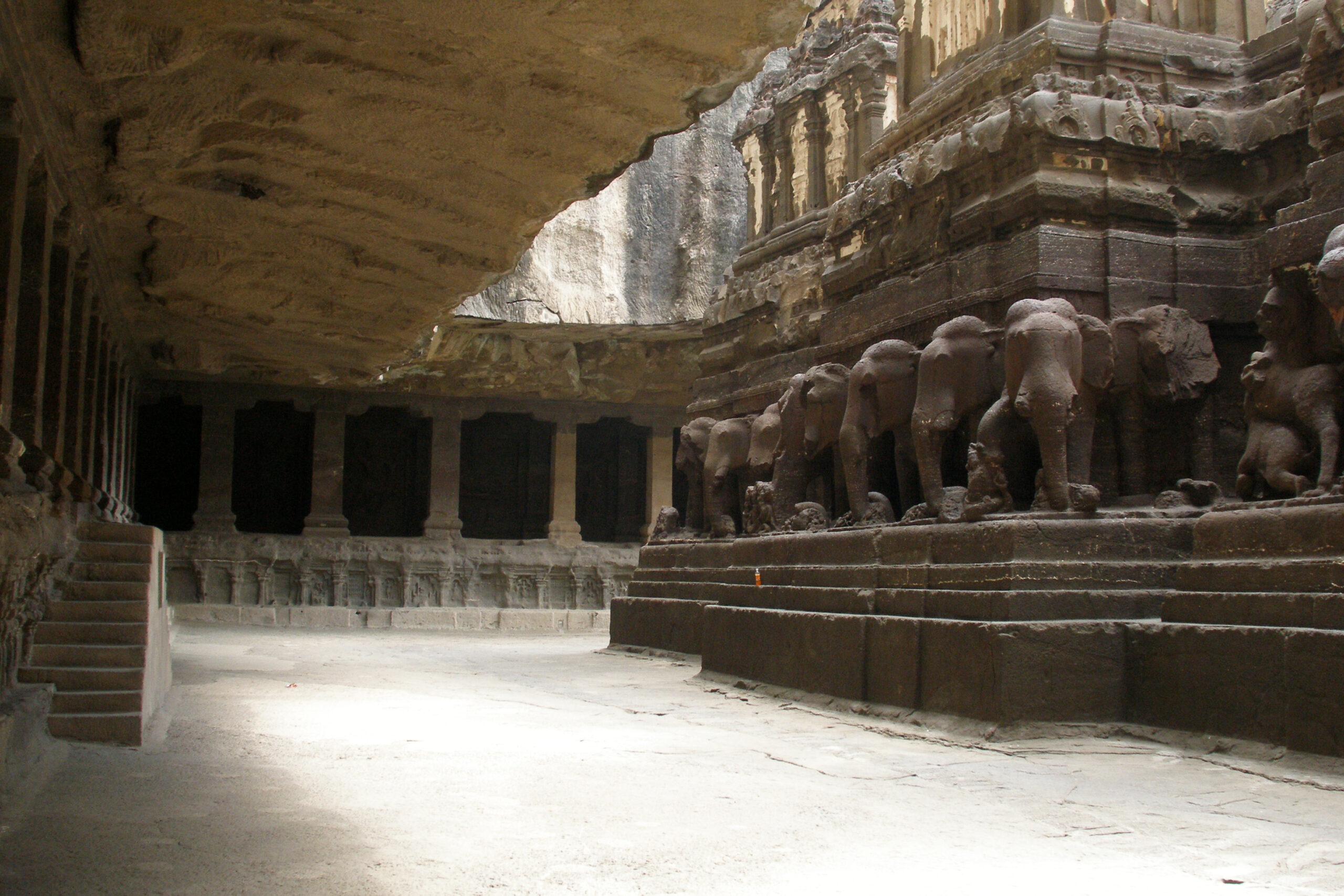 エローラーの石窟寺院群