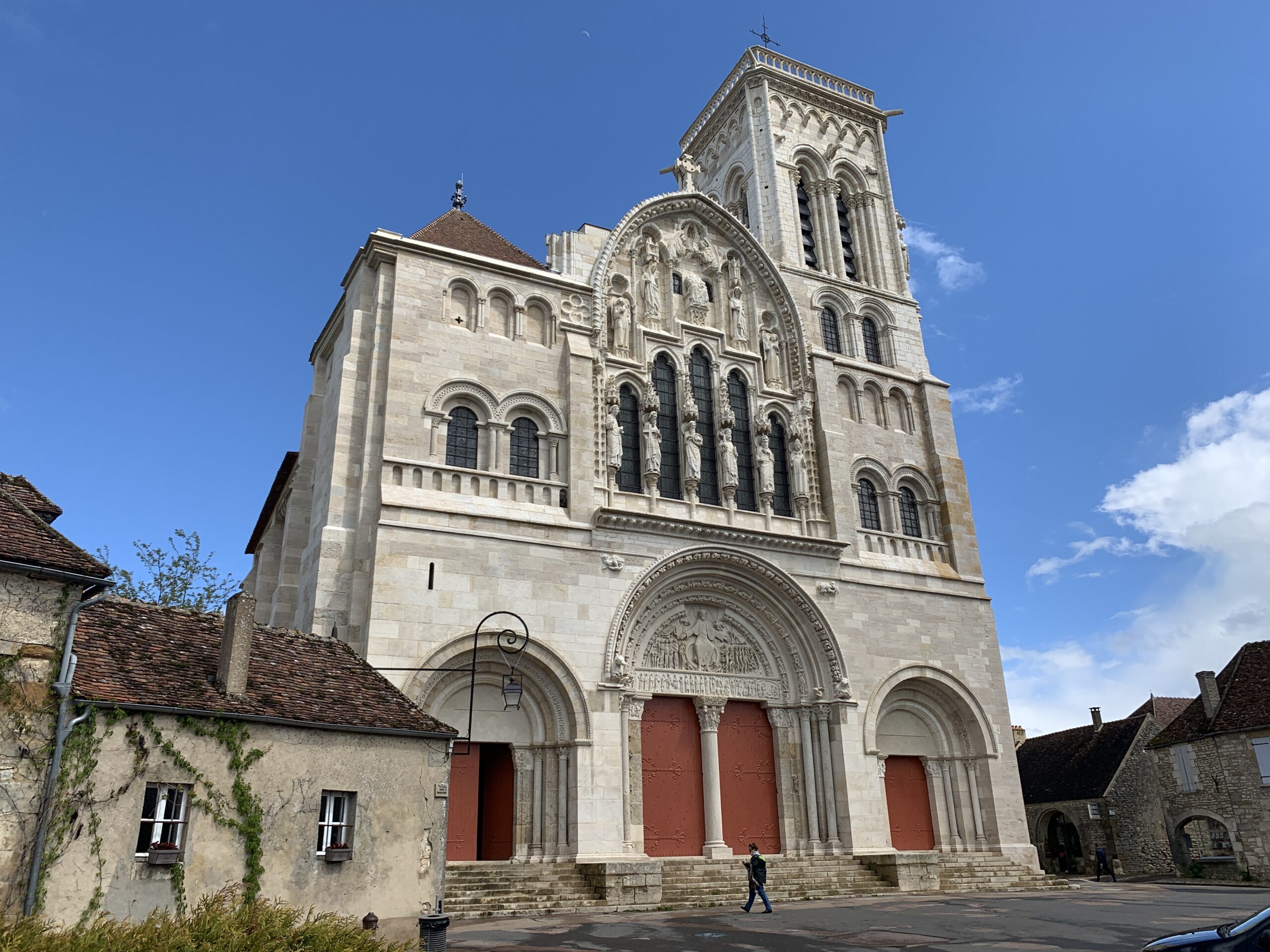 ヴェズレーの教会と丘