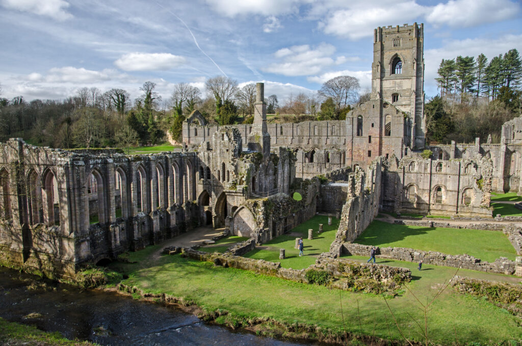 ファウンテンズ修道院の廃墟のあるスタッドリー・ロイヤル公園