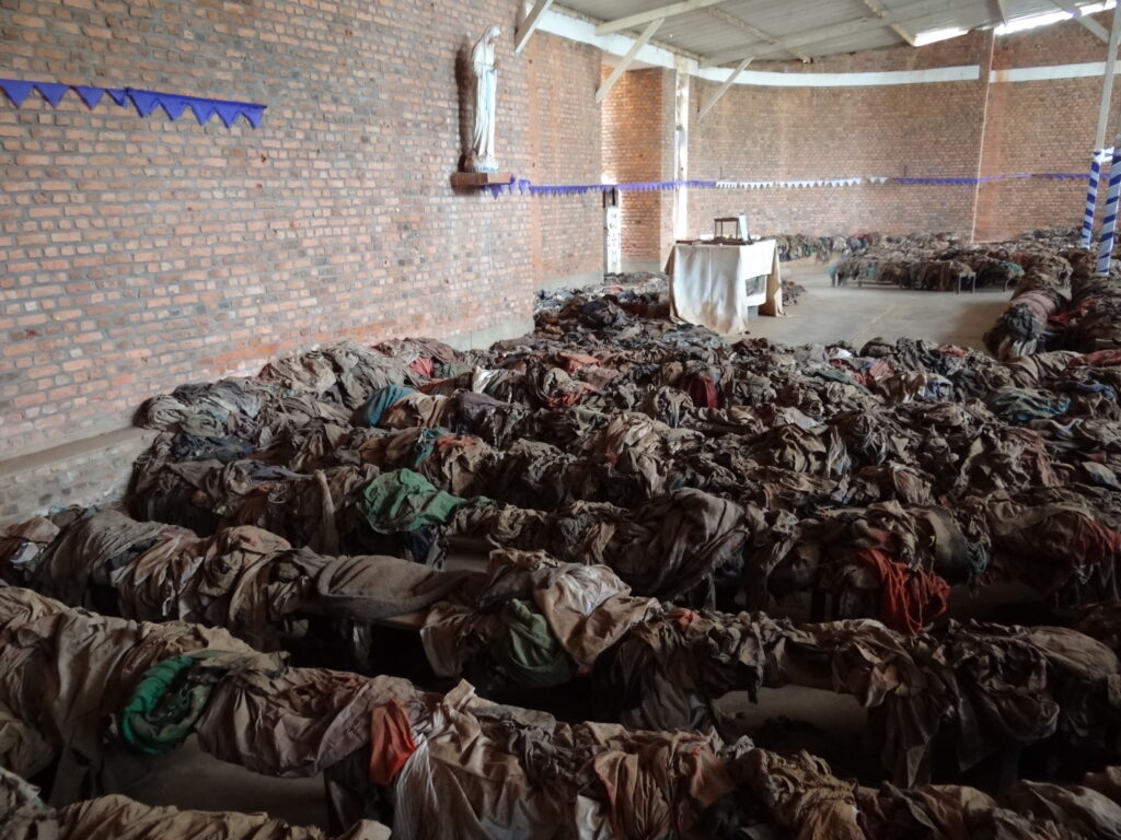 ルワンダ虐殺の記憶の場：ニャマタ、ムランビ、ギソジ、ビセセロ