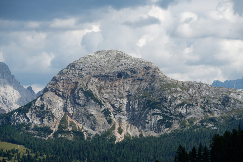 アペニン山脈北部の蒸発岩カルストと洞窟群