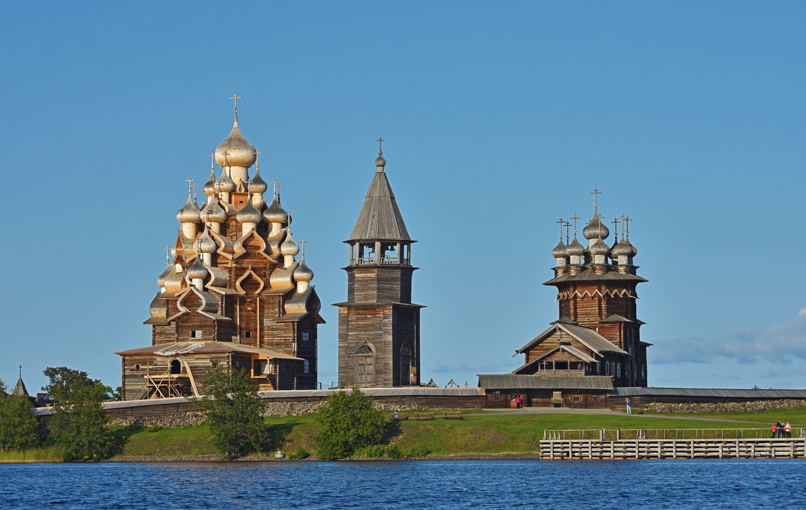 キージ島の木造教会と集落