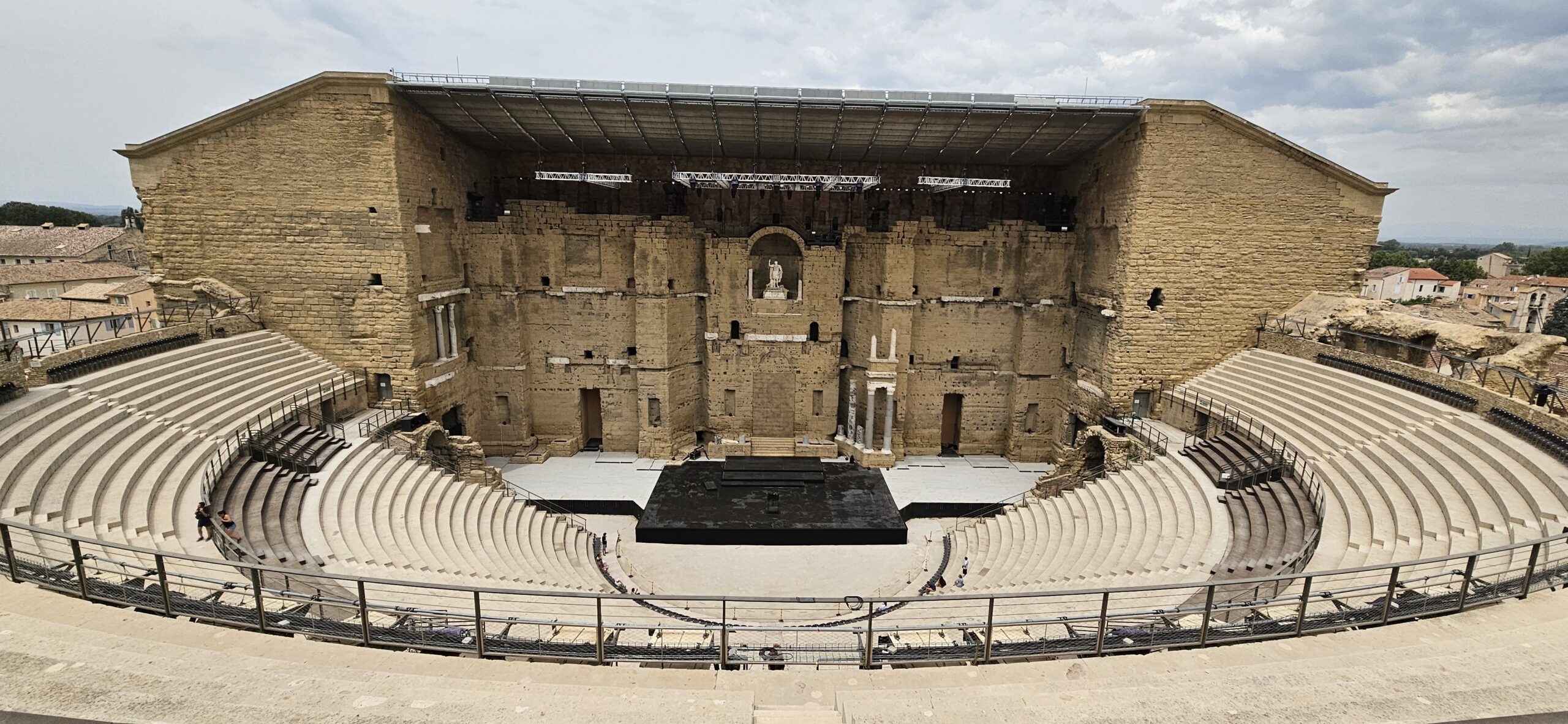 オランジュの凱旋門、ローマ劇場とその周辺