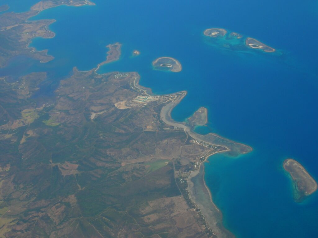 ニューカレドニアの珊瑚礁：環礁の多様性と関連する生態系