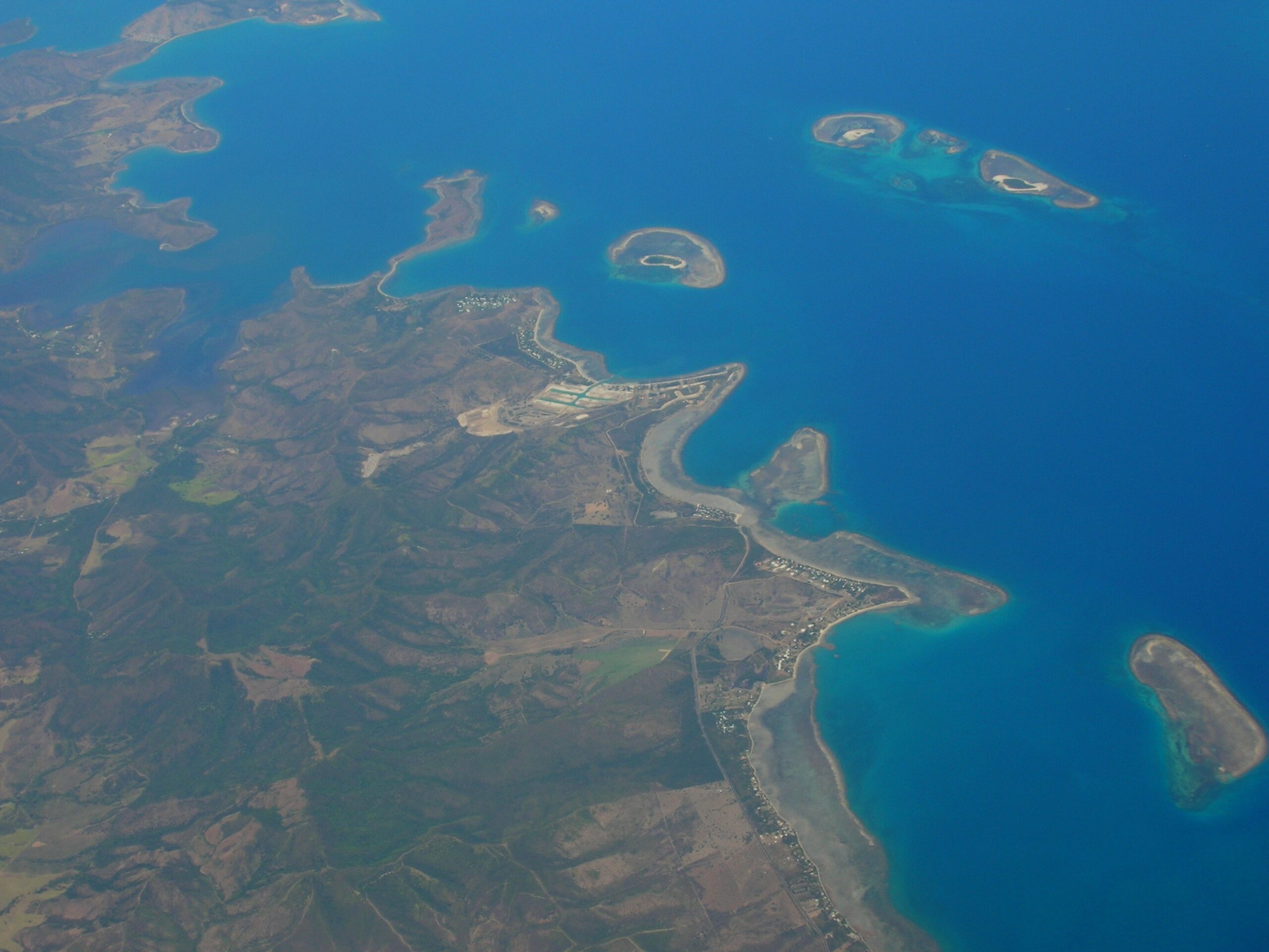 ニューカレドニアの珊瑚礁：環礁の多様性と関連する生態系