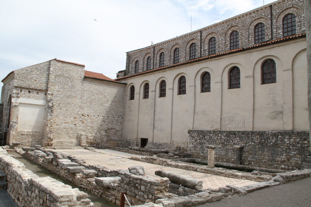 ポレチュ歴史地区にあるエウフラシウス聖堂の司教関連建造物群