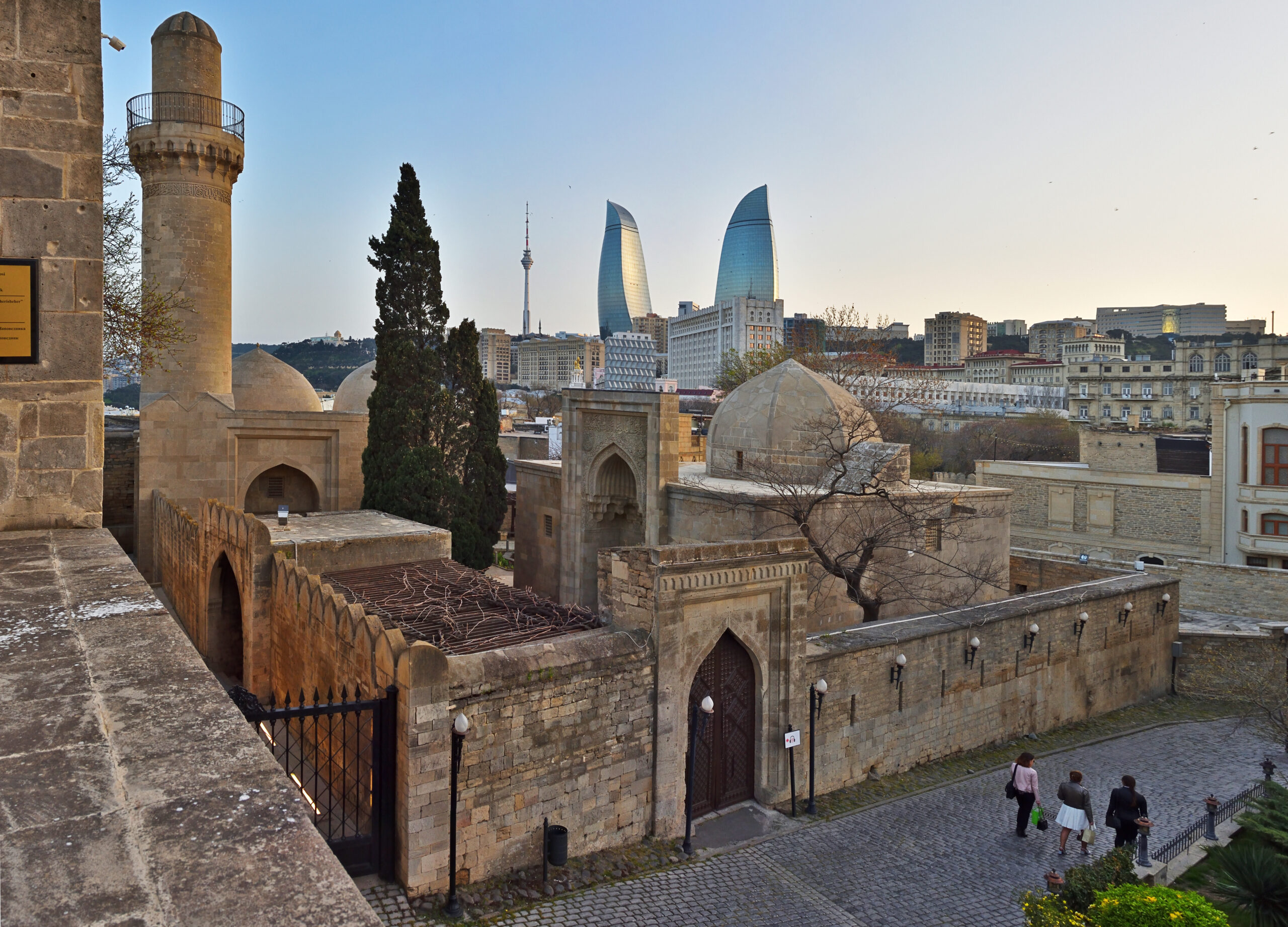 シルヴァンシャー宮殿と乙女の塔のある城壁都市バクー