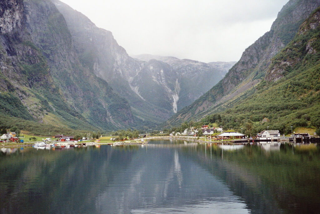ノルウェー西部のフィヨルド、ガイランゲルフィヨルドとネーロイフィヨルド